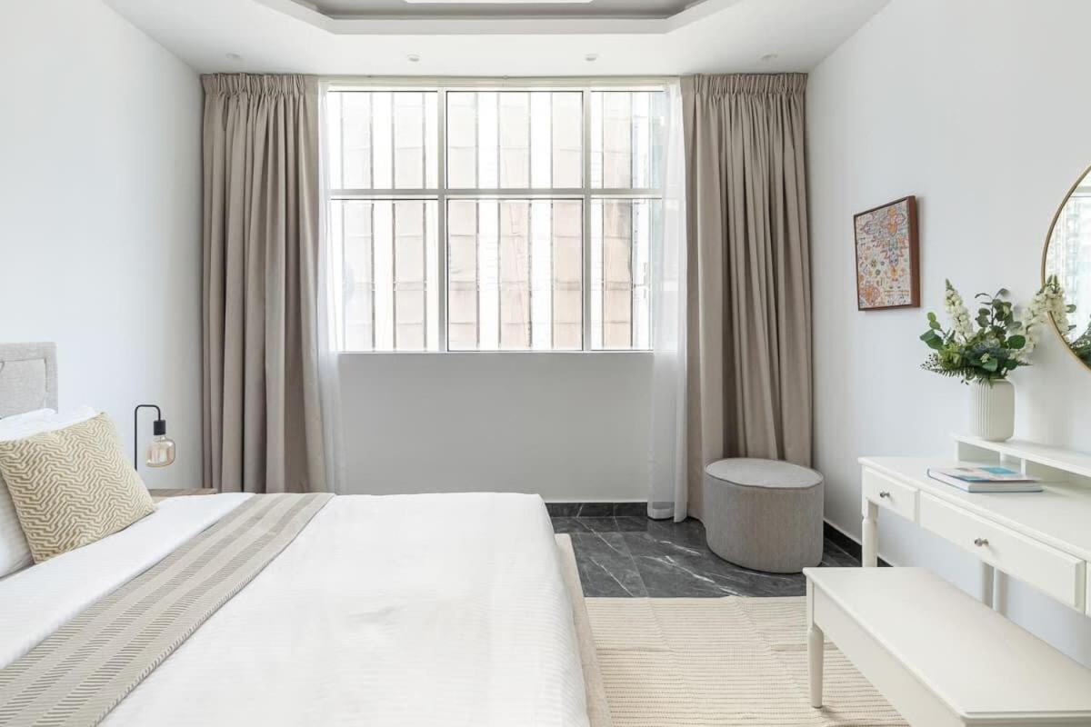 Frank Porter - Burj Al Nujoom Apartment *