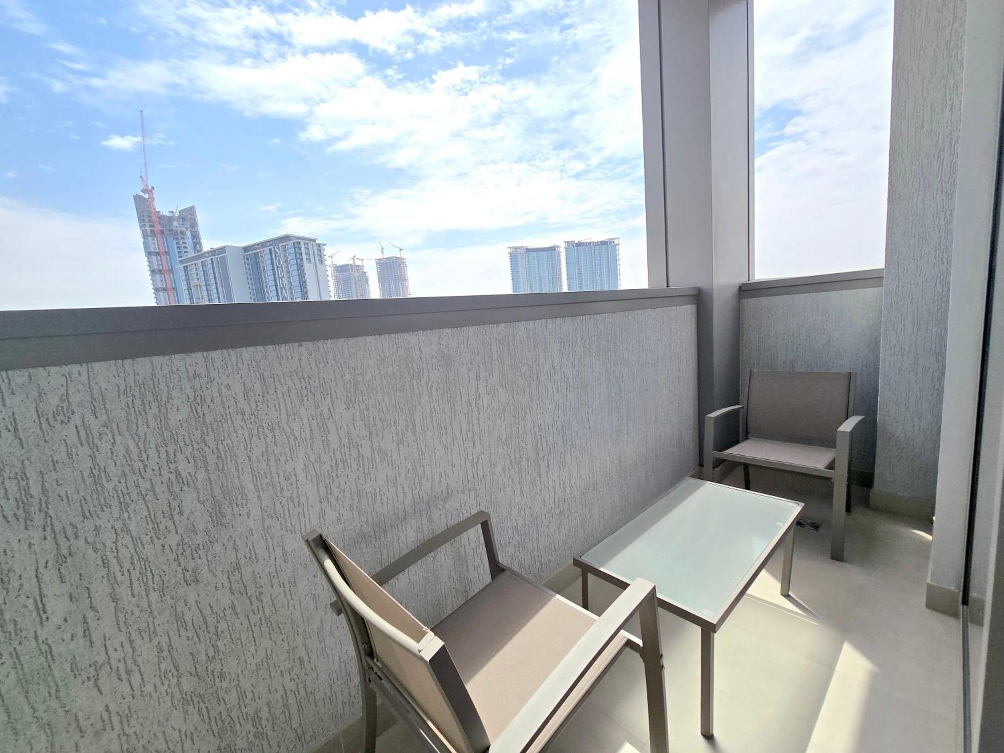 Sleek And Stylish 2-bedroom Apartment *
