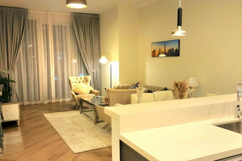 3br Beige Gray Escape Silver Skywalk Sanctuary * Dubai