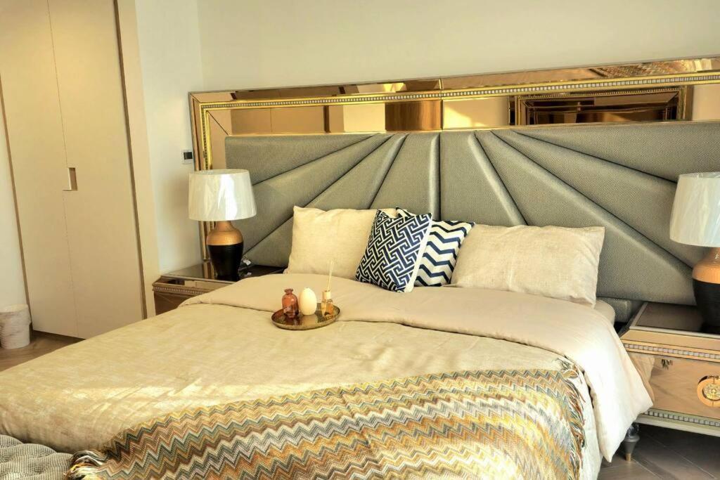 Apartment 3br Beige Gray Escape Silver Skywalk Sanctuary