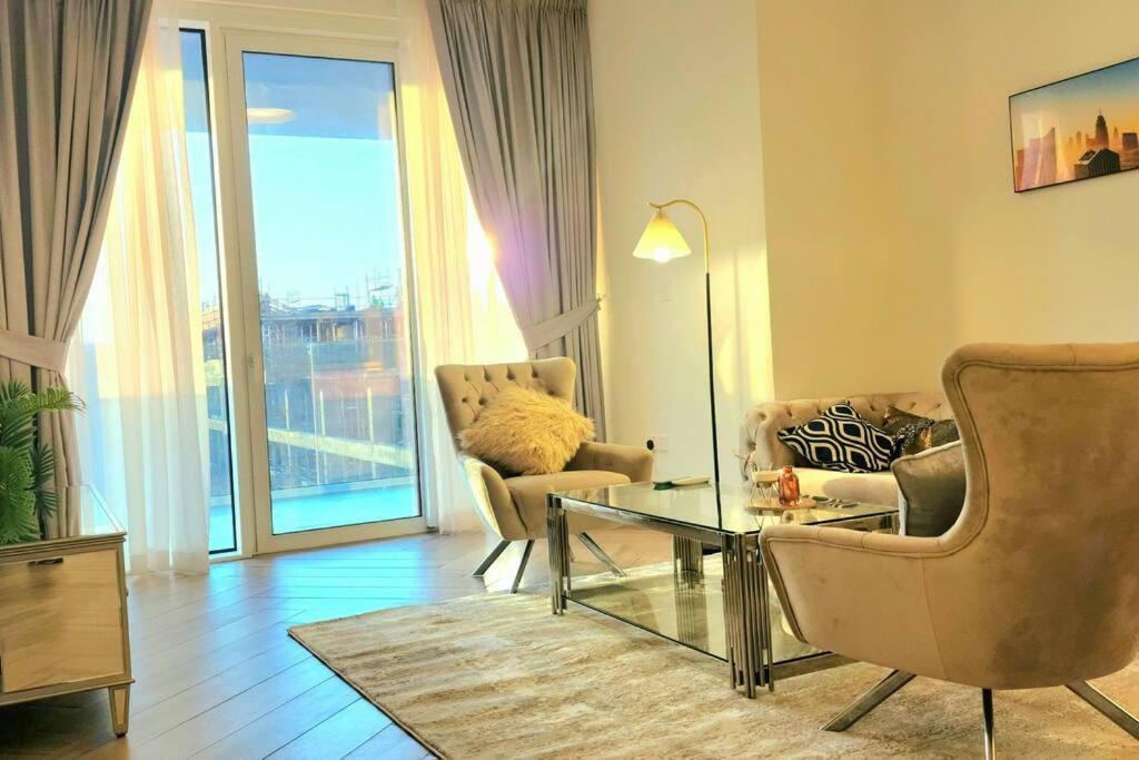 Apartment 3br Beige Gray Escape Silver Skywalk Sanctuary