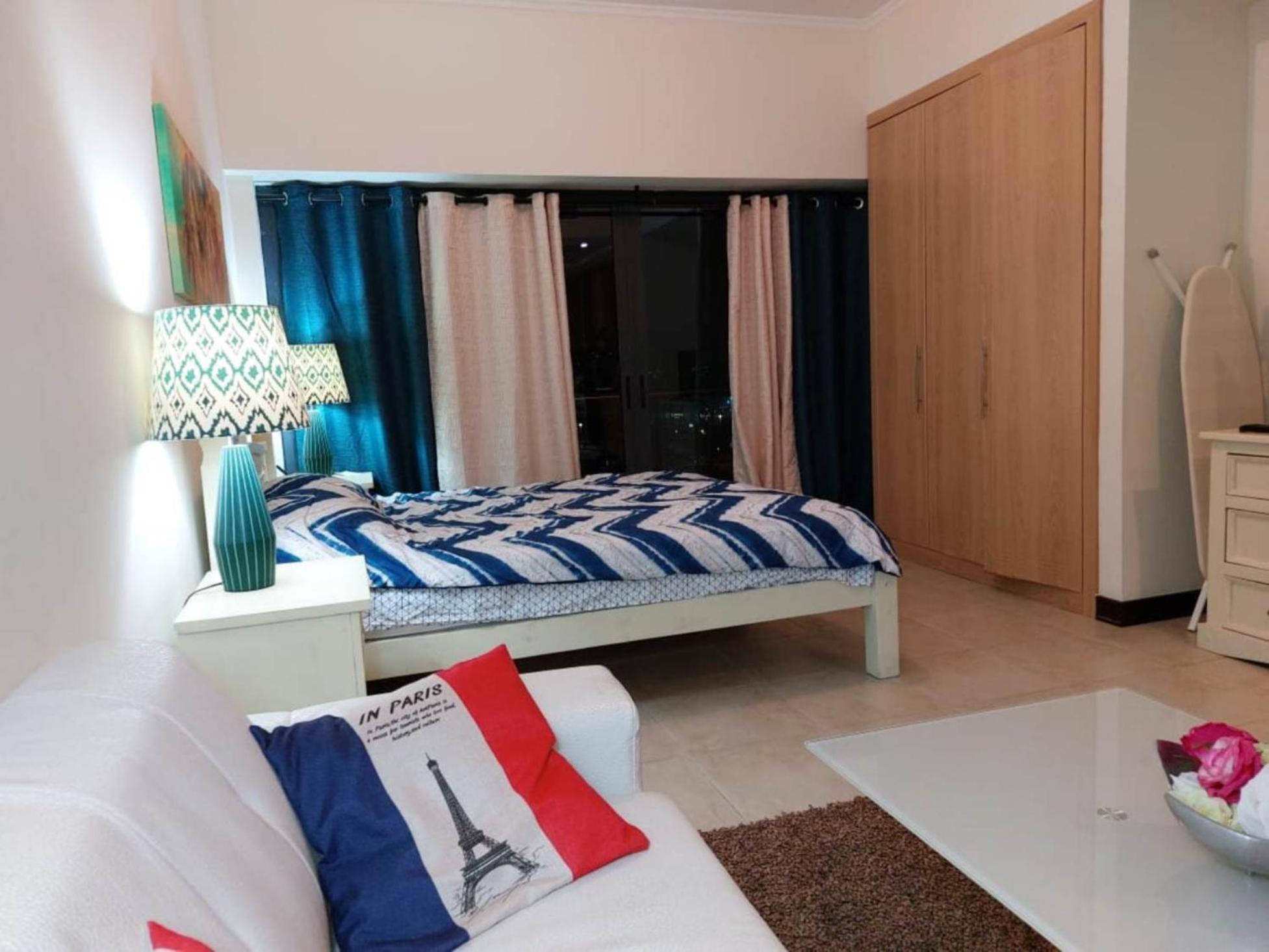 Click Stay - Jlt - Studio & Balcony Lakes View Entire Apartment -Jn *