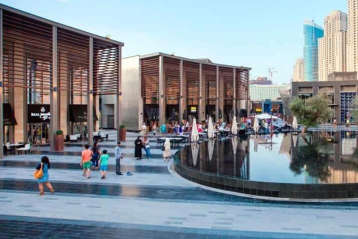 Daire Amazing 1bdr In Jbr- Beach Access And Lake View *