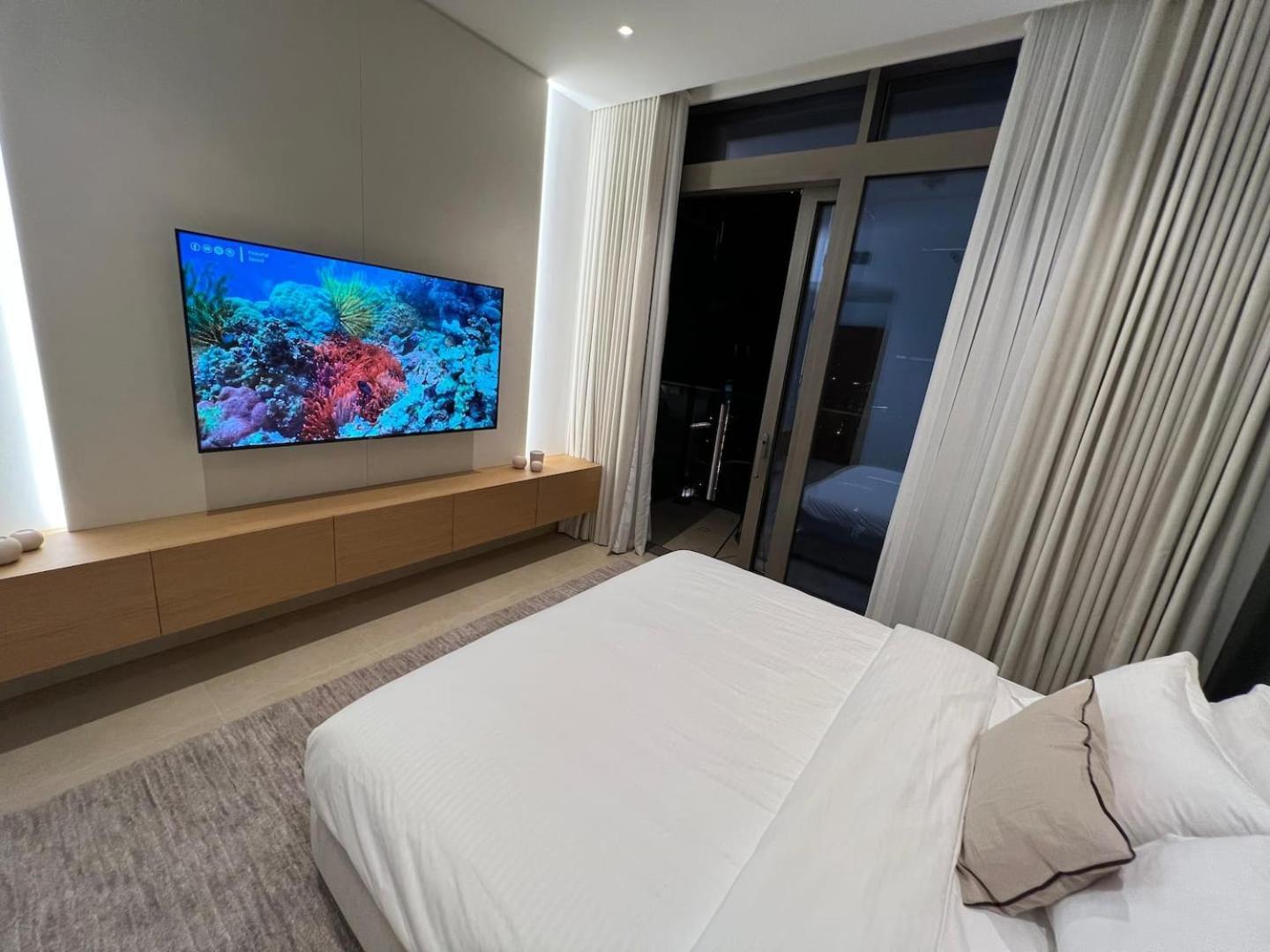 Luxurious 3brmaid With Stunning Marina Views Apartment Dubai