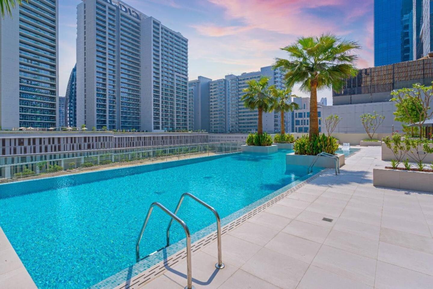 Apartment Cozy & Lux Studio-walk To Burj Khalifasleeps 3 Dubai