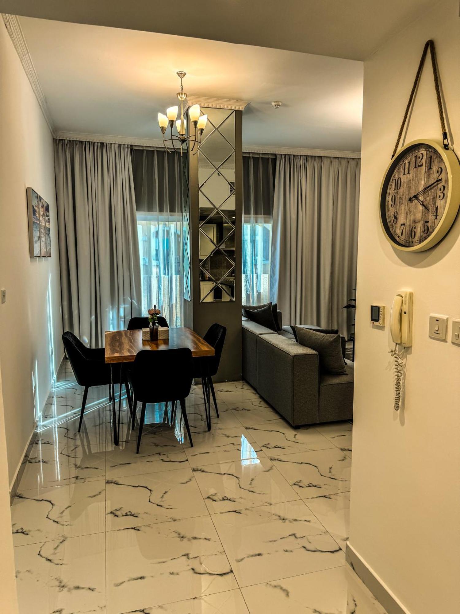 Apartment Dubaistay Luxury 2 Bedroom Jvc King And Queensize