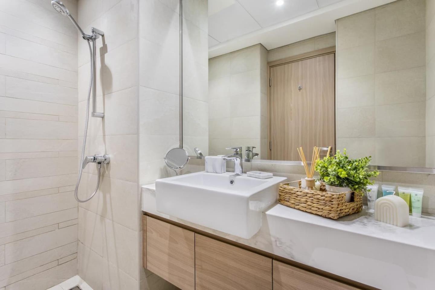 Artist Heaven Studio! Riviera 35! 10 Min Downtown Apartment