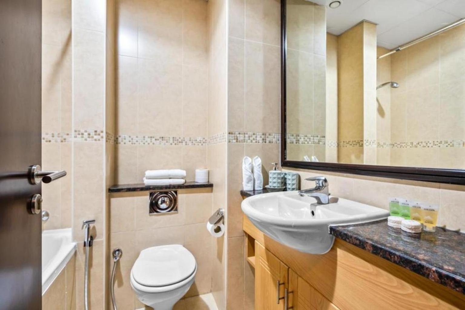 Click - Jlt - & Balcony Lakes View Entire -ra