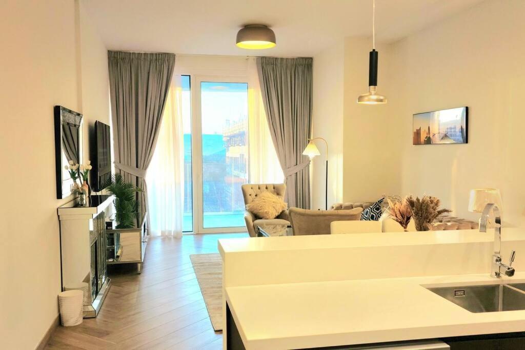 Apartment 3br Beige Gray Escape Silver Skywalk Sanctuary