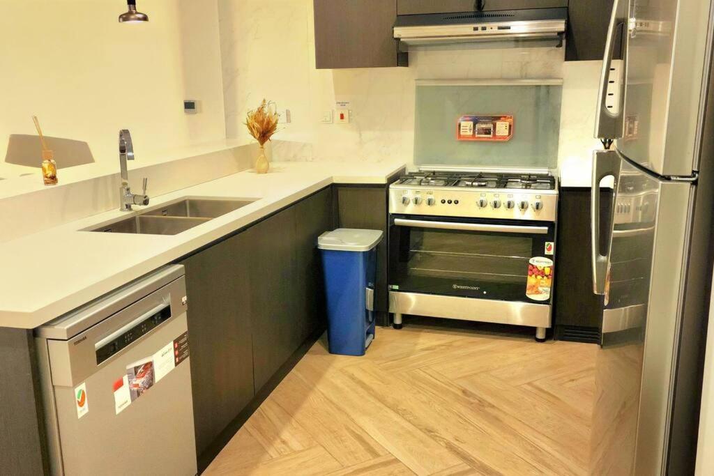 3br Beige Gray Escape Silver Skywalk Sanctuary Apartment *