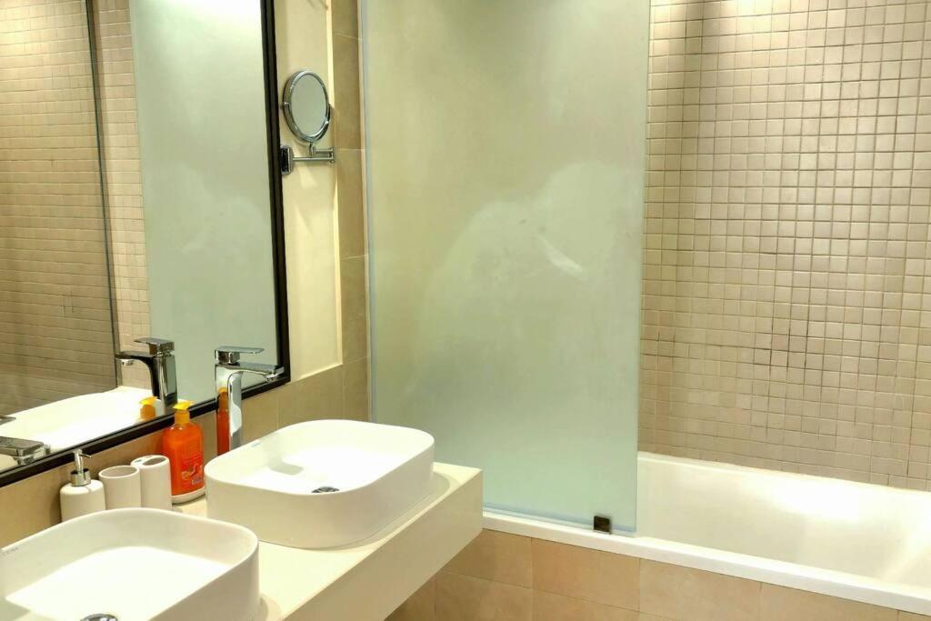 Apartment 3br Beige Gray Escape Silver Skywalk Sanctuary