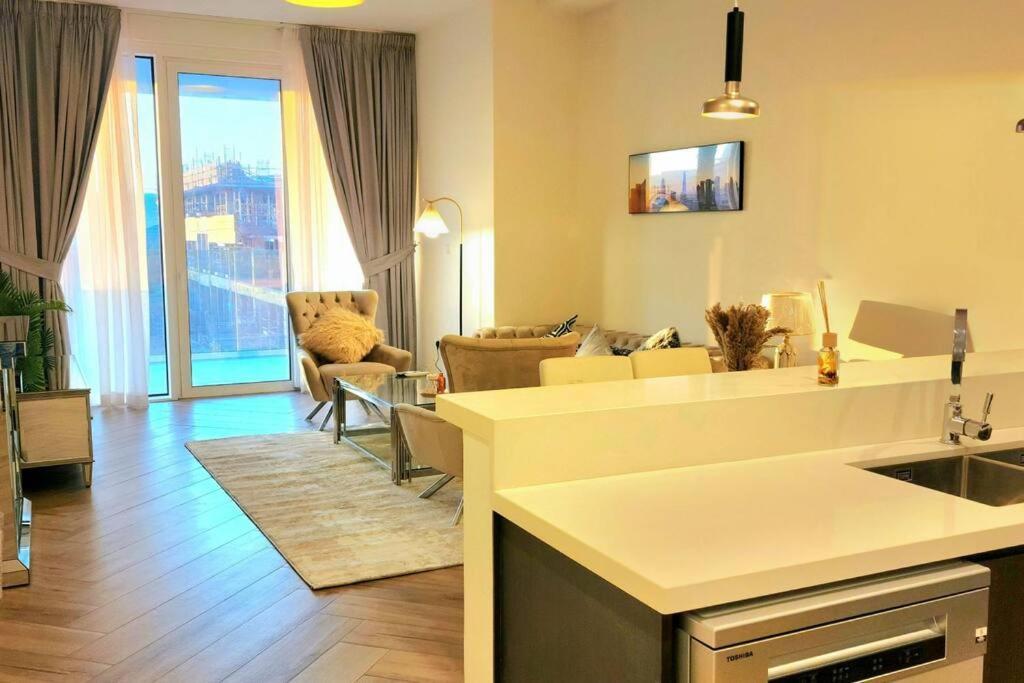3br Beige Gray Escape Silver Skywalk Sanctuary * Dubai