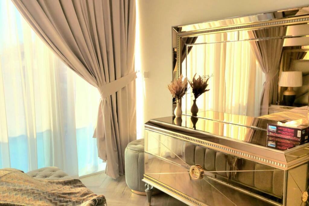 Apartment 3br Beige Gray Escape Silver Skywalk Sanctuary