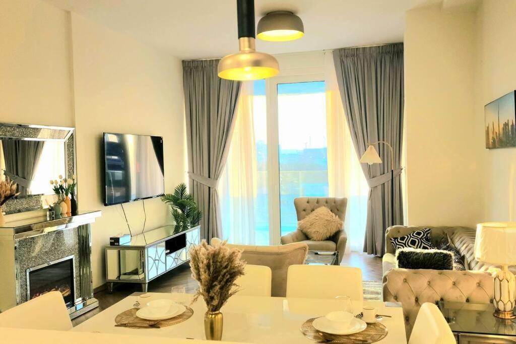 3br Beige Gray Escape Silver Skywalk Sanctuary Apartment