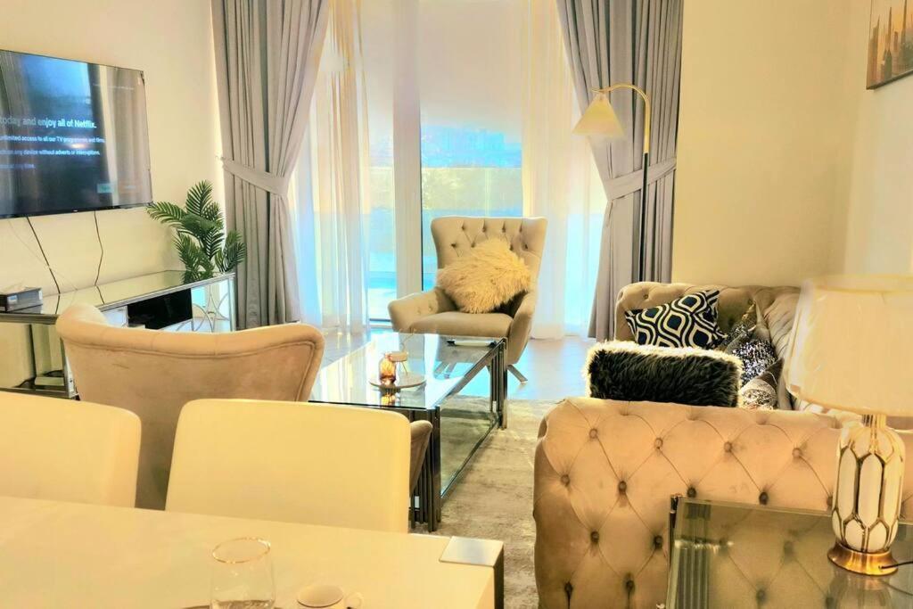 3br Beige Gray Escape Silver Skywalk Sanctuary Apartment *