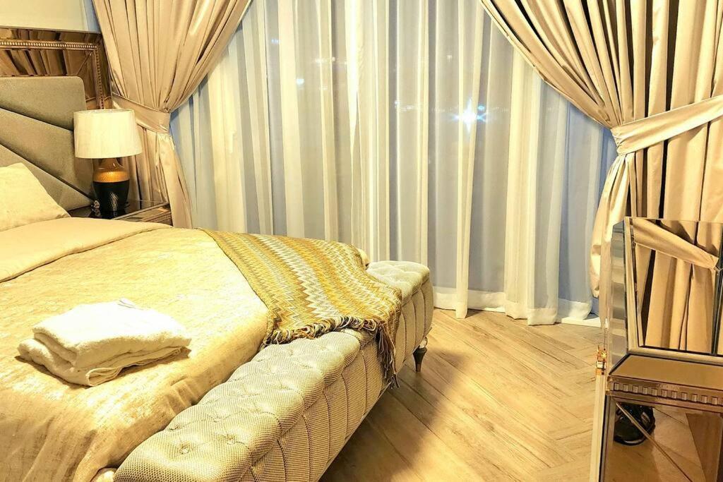 3br Beige Gray Escape Silver Skywalk Sanctuary Apartment Dubai