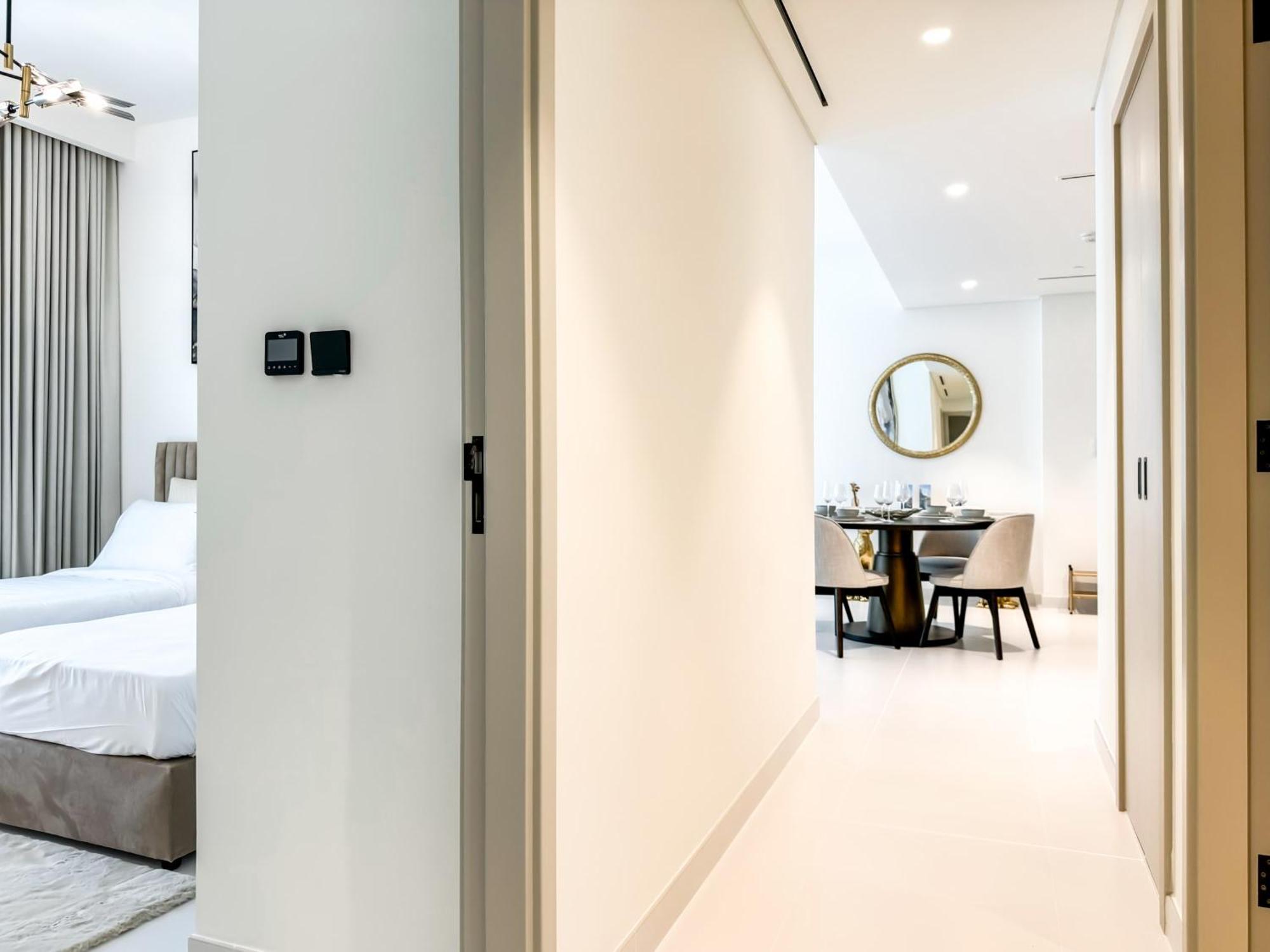 Panoramic Escape With Private Beach, 2br On High Floor Dubai