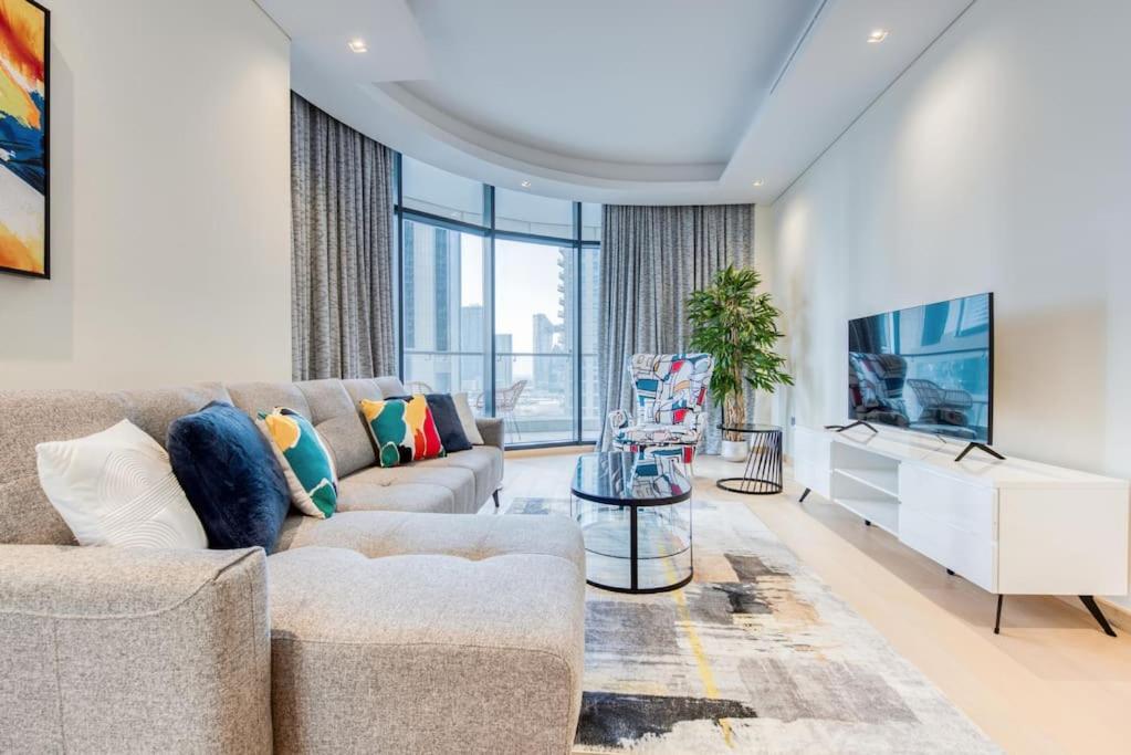Rh - Spacious Chic Apartment, Next To Mall * Dubai