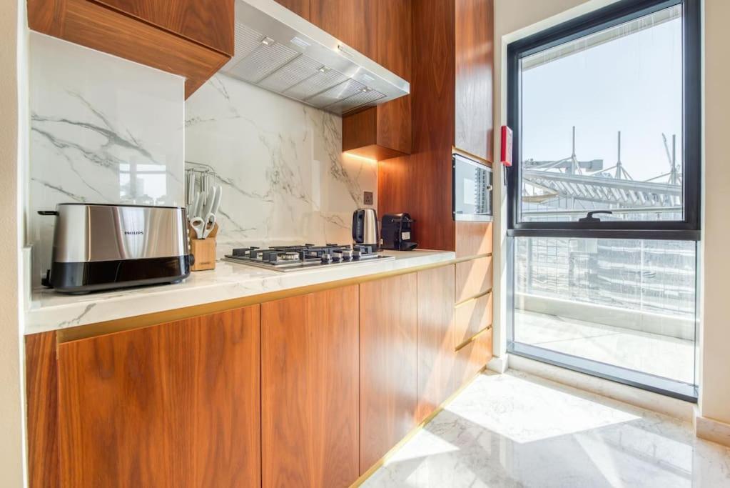 Rh - Spacious Chic Apartment, Next To Mall * Dubai