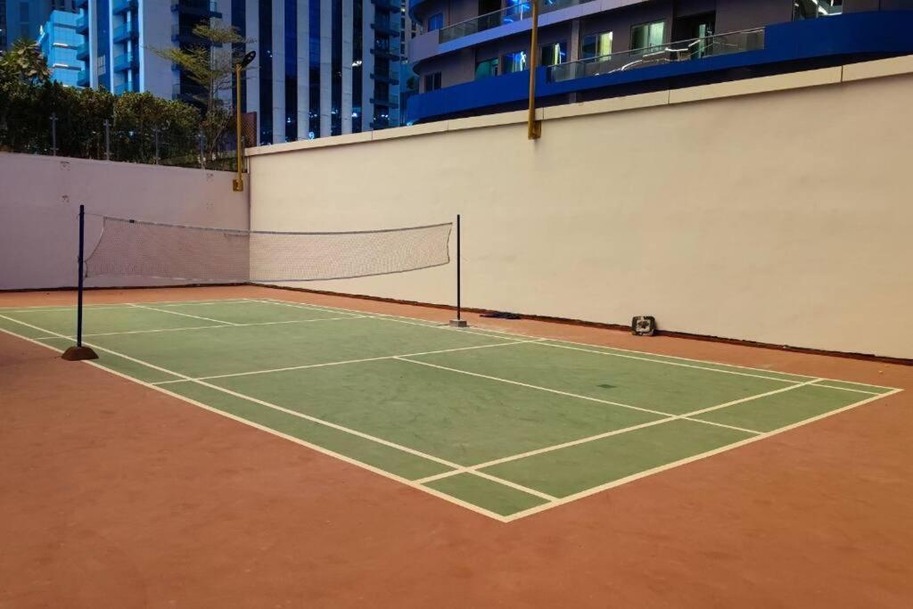 Rh - Beautiful Furnished, Spacious 01 Bedroom Walk To Mall *