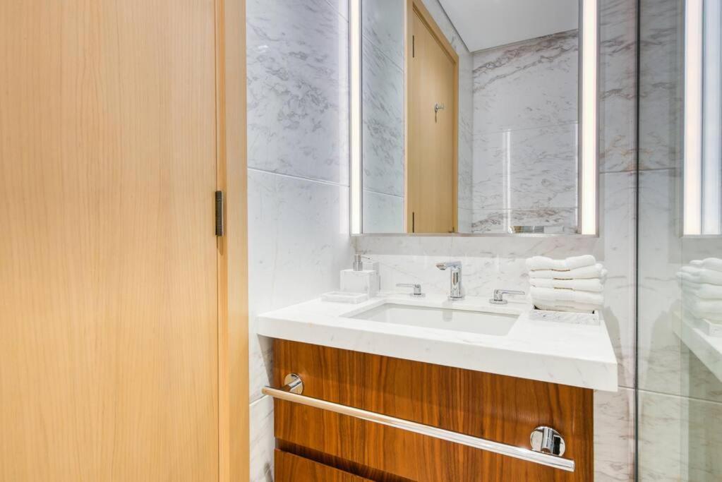 Rh - Beautiful Furnished, Spacious 01 Bedroom Walk To Mall Apartment Dubai