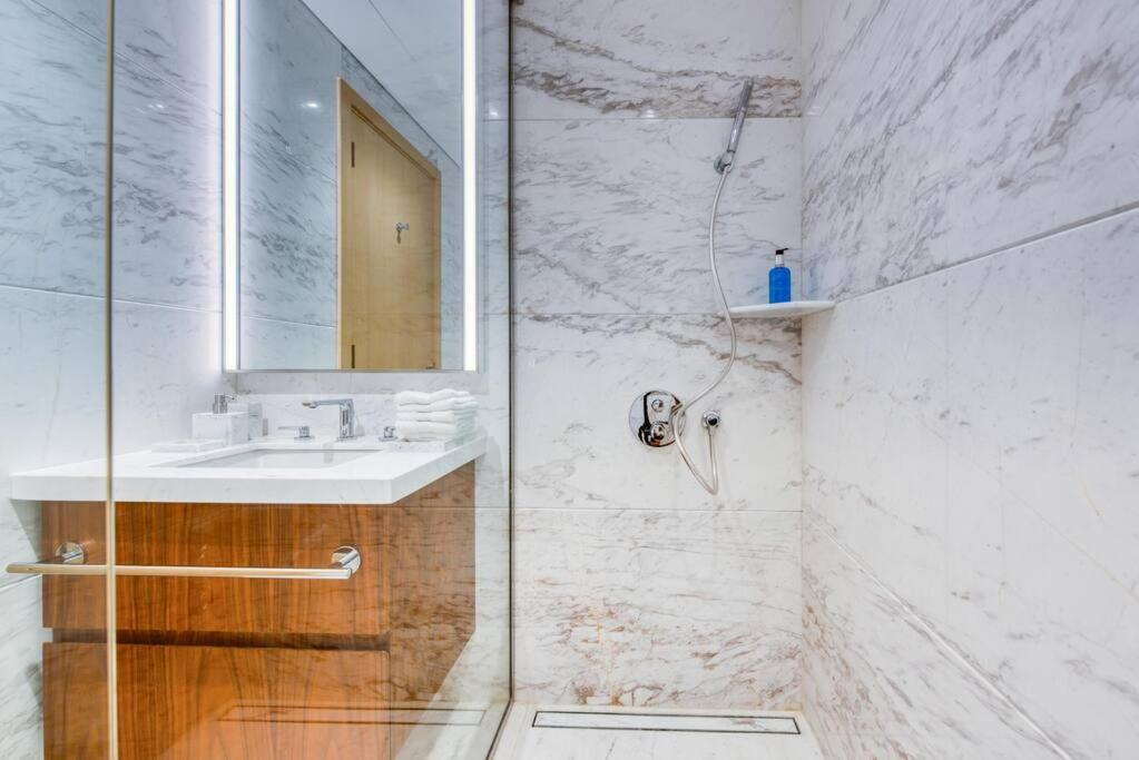 Apartment Rh - Beautiful Furnished, Spacious 01 Bedroom Walk To Mall *