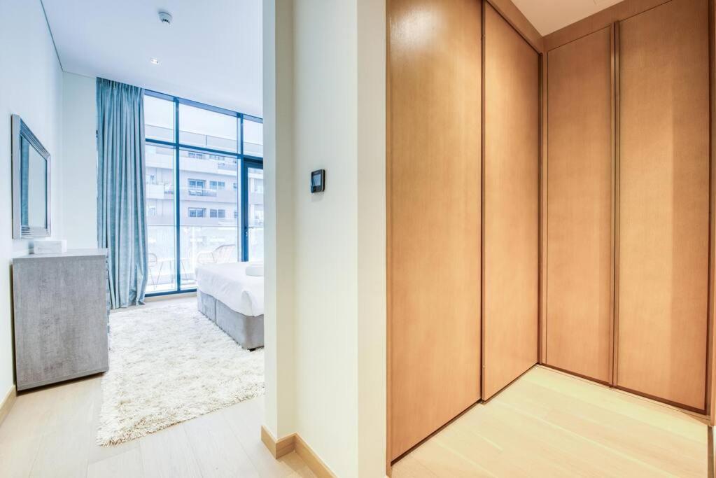 Rh - Beautiful Furnished, Spacious 01 Bedroom Walk To Mall
