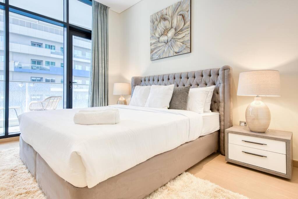 Rh - Beautiful Furnished, Spacious 01 Bedroom Walk To Mall *