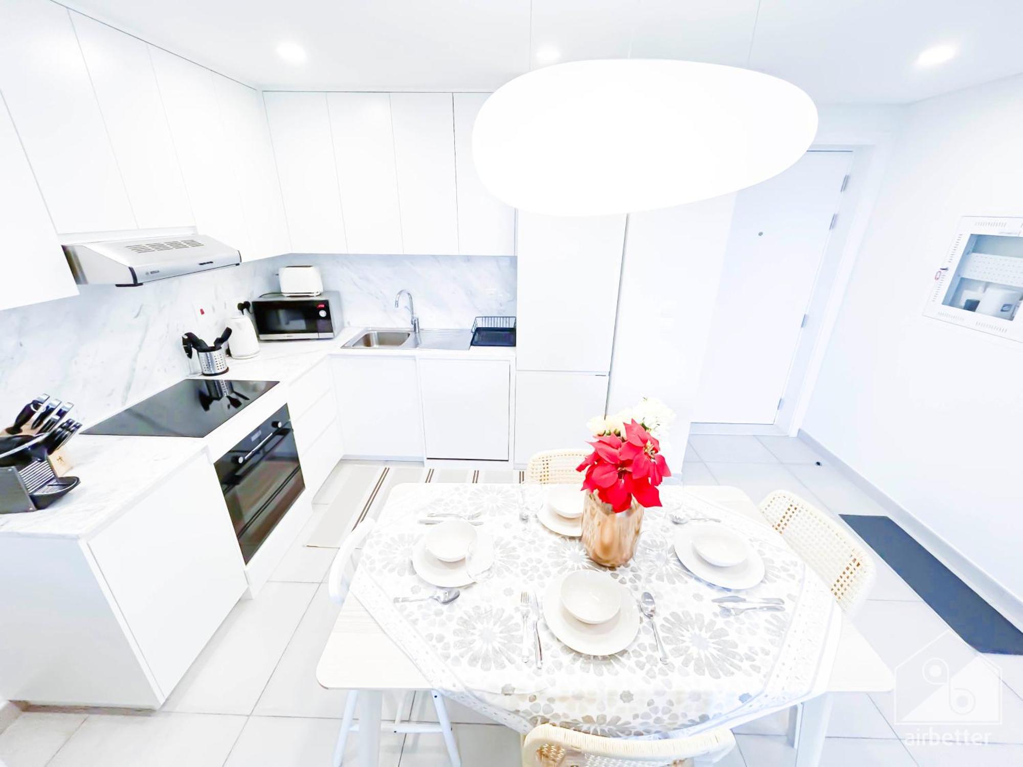 Cozy 1b Escape With Stunning Balcony Views Apartment *