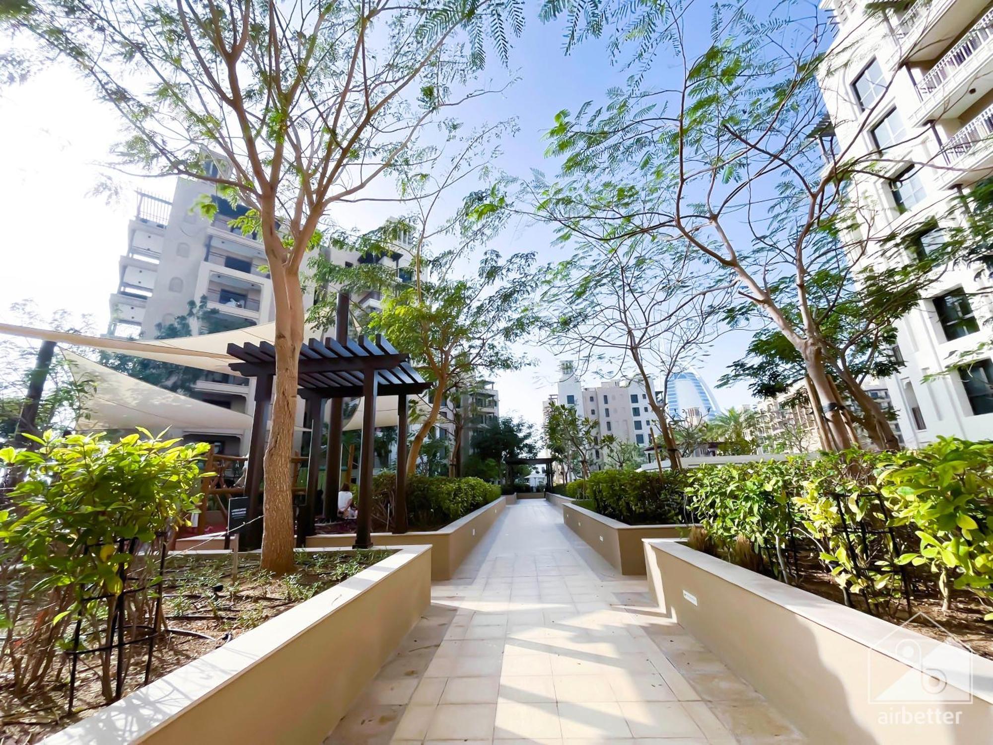 Cozy 1b Escape With Stunning Balcony Views Apartment *