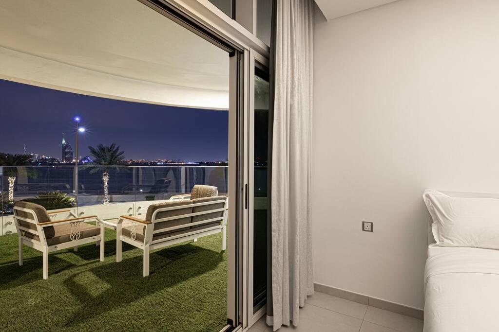 First Class 2br Expansive Balcony Oasis Apartment *