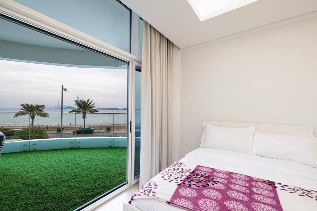 First Class 2br Expansive Balcony Oasis