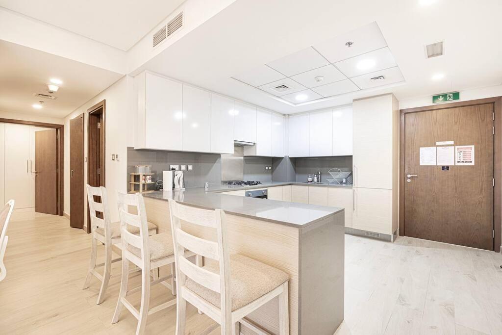 First Class 2br Expansive Balcony Oasis *