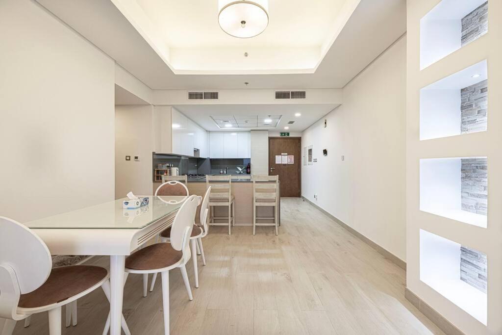 First Class 2br Expansive Balcony Oasis *