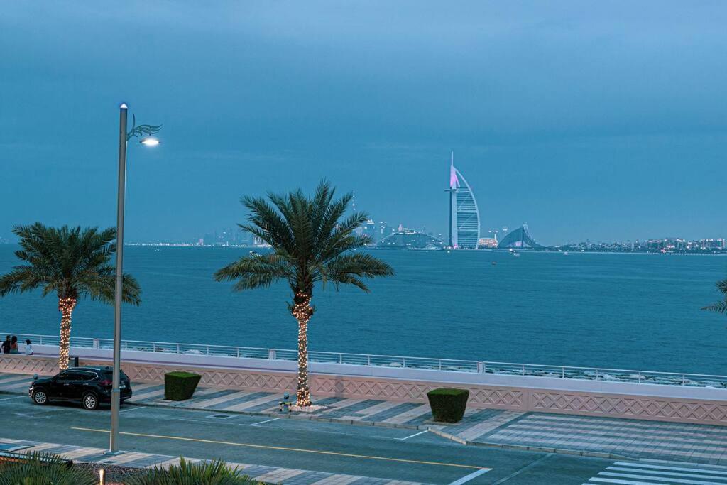 Apartment First Class 2br Expansive Balcony Oasis Dubai