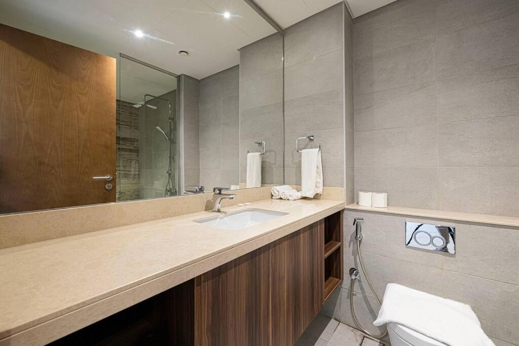 First Class 2br Expansive Balcony Oasis Apartment *