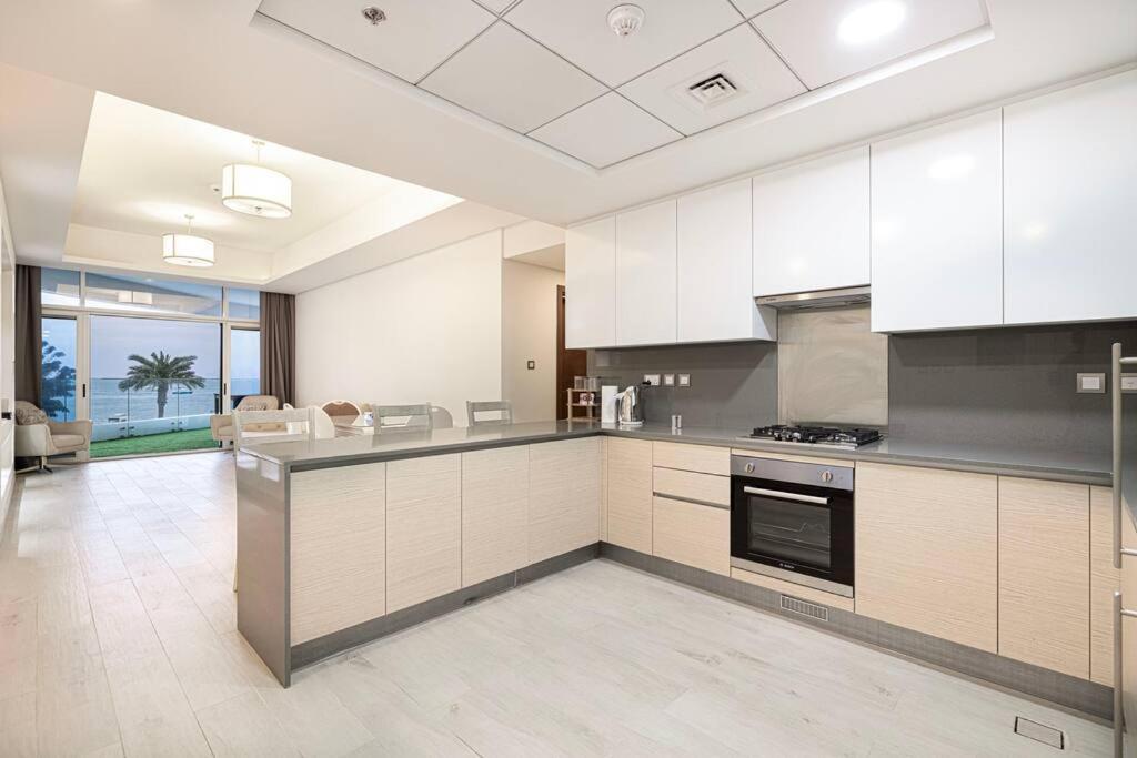 First Class 2br Expansive Balcony Oasis Apartment