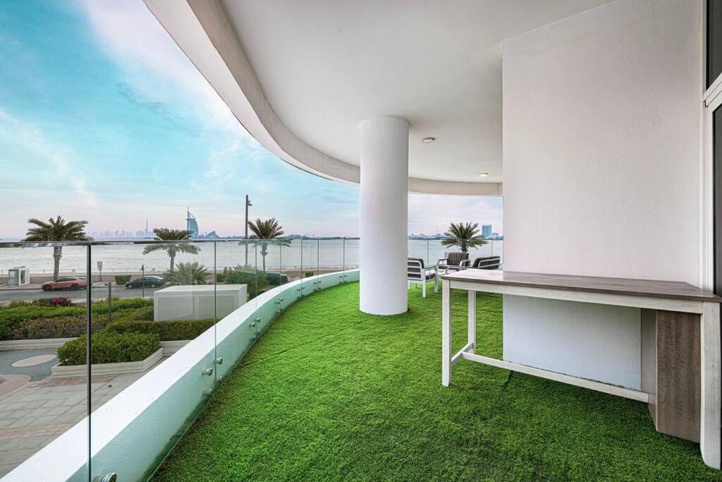 First Class 2br Expansive Balcony Oasis Apartment *