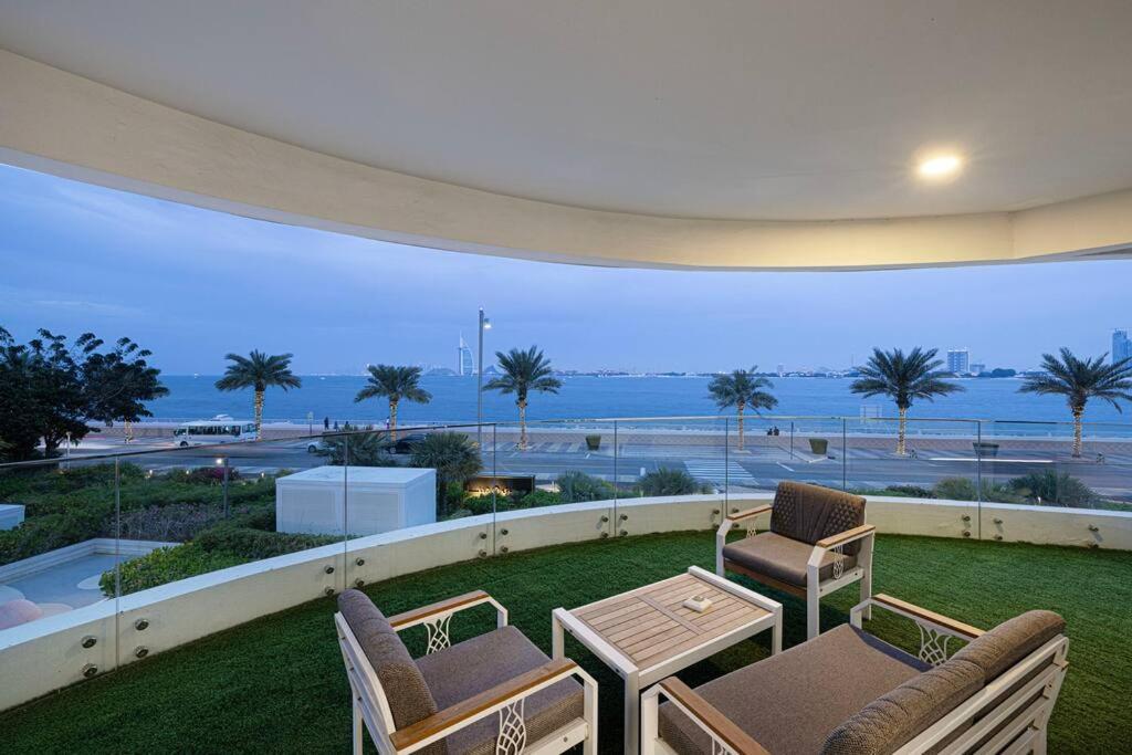 First Class 2br Expansive Balcony Oasis *