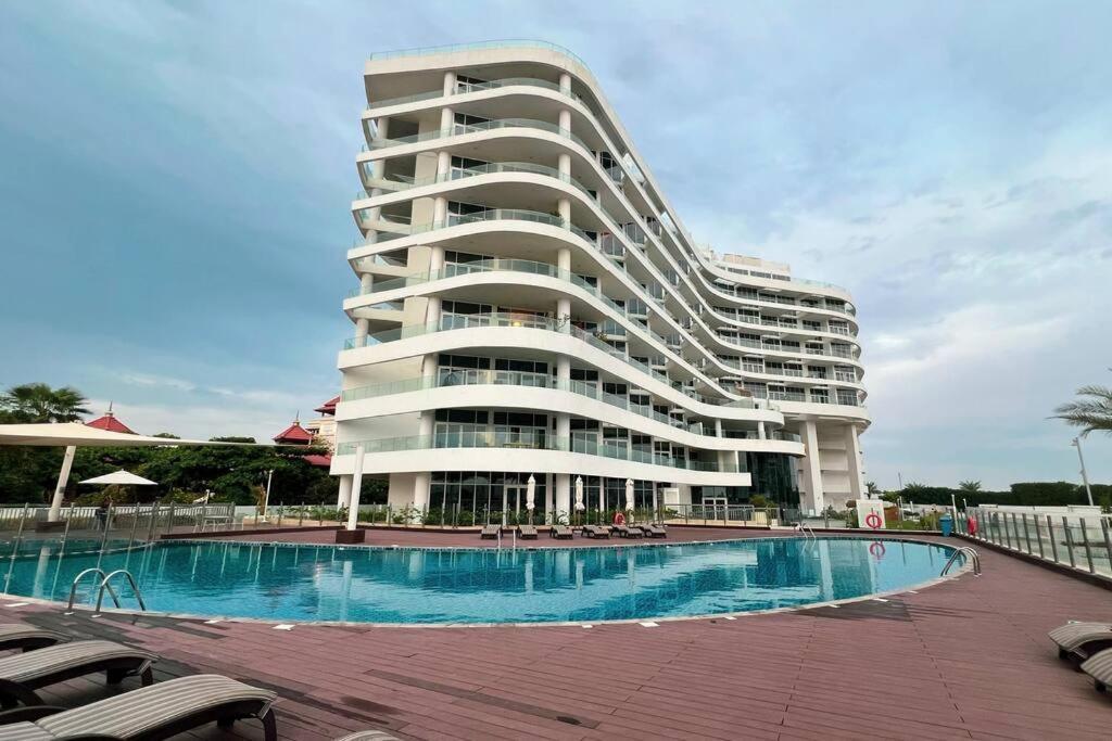 First Class 2br Expansive Balcony Oasis Apartment *