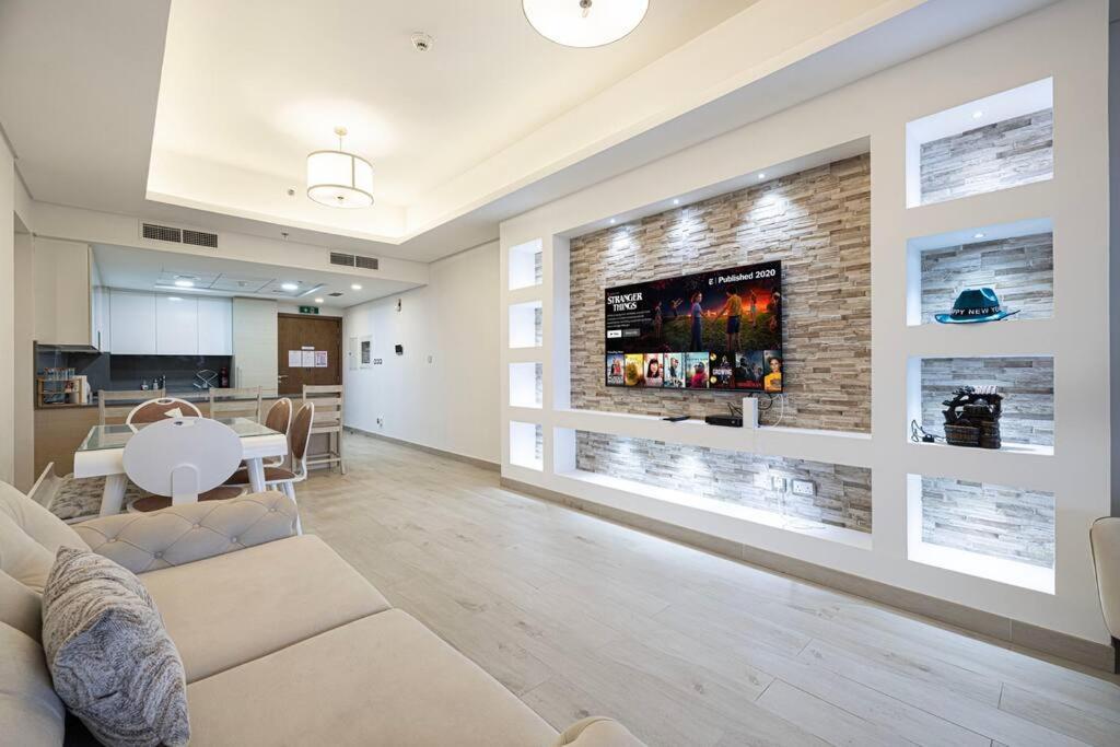 First Class 2br Expansive Balcony Oasis *
