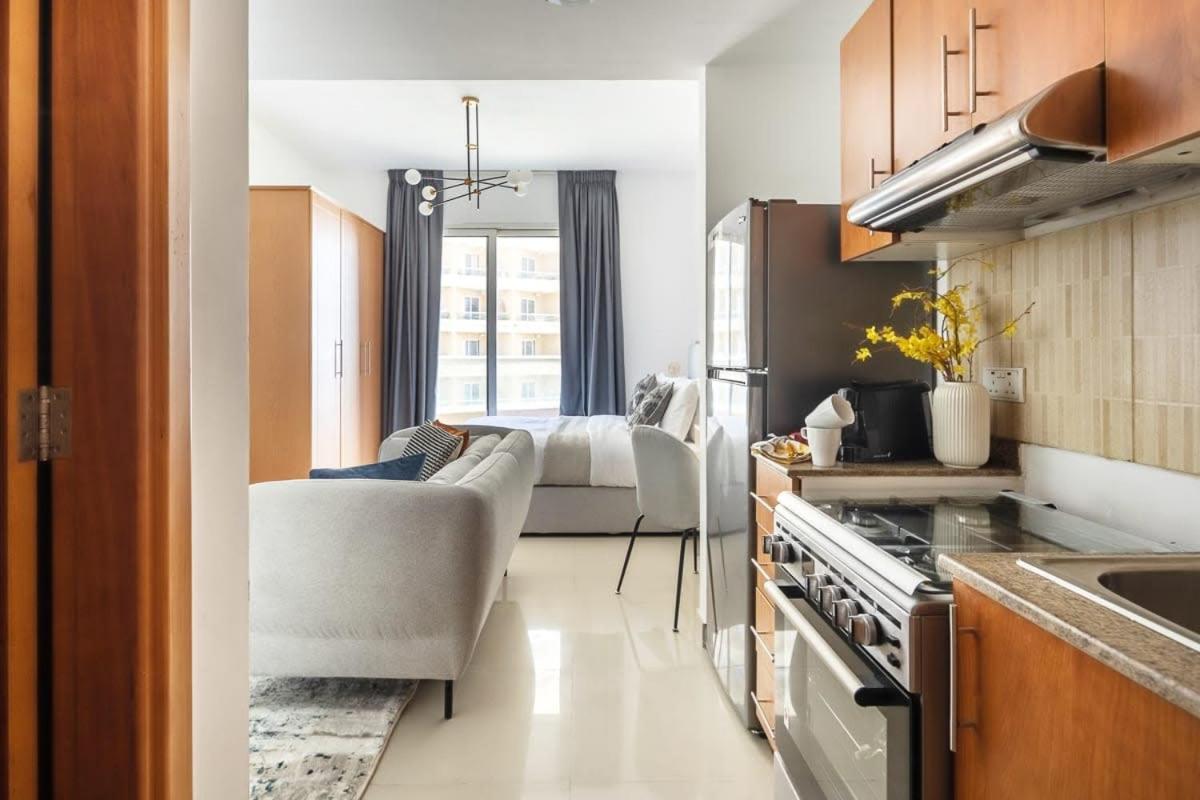 Frank Porter - Lakeside D Apartment