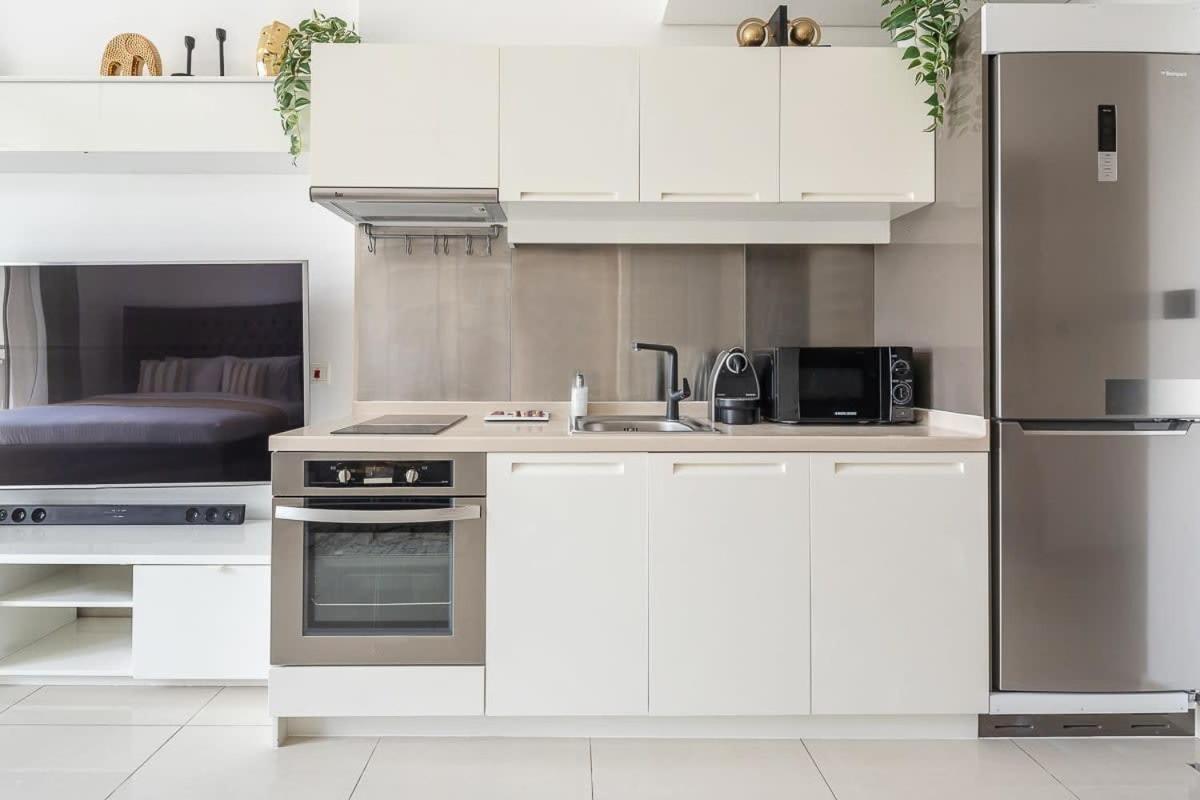 Frank Porter - Claren Tower Apartment Dubai