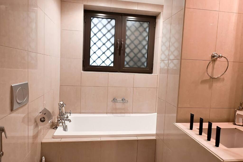 Apartamento Lux Souk Al Bahar Downtown 1 Bedroom Flat - Steps To Mall *