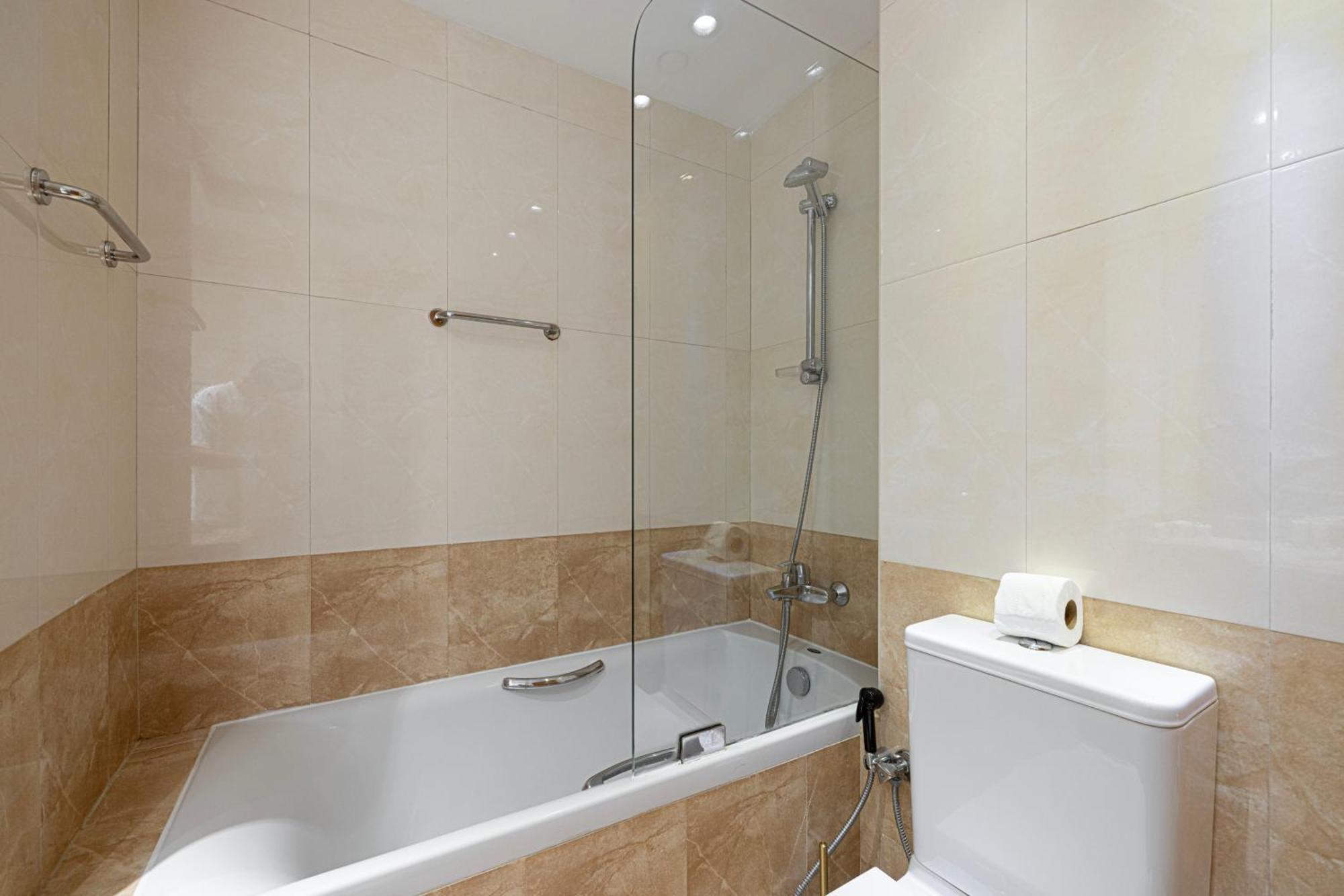 Apartment Luxury 1br At Marina: Stunning Marina Views, Pool & Gym