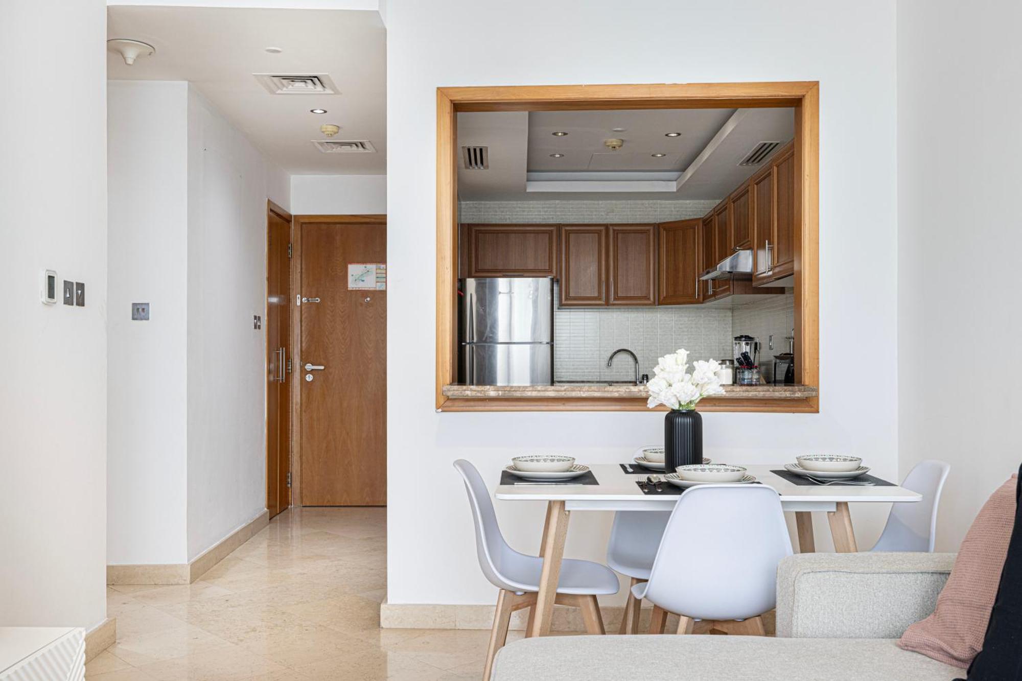 Luxury 1br At Marina: Stunning Marina Views, Pool & Gym Apartment