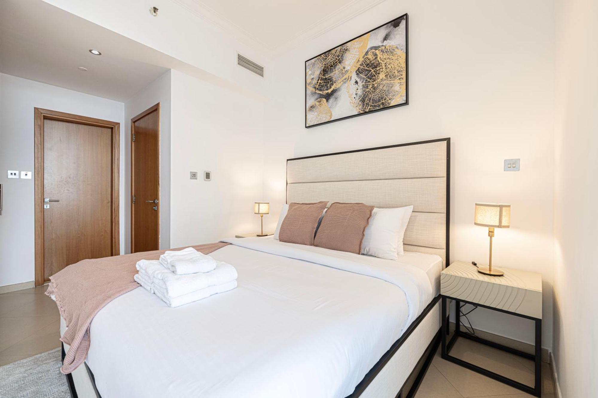 Luxury 1br At Marina: Stunning Marina Views, Pool & Gym *
