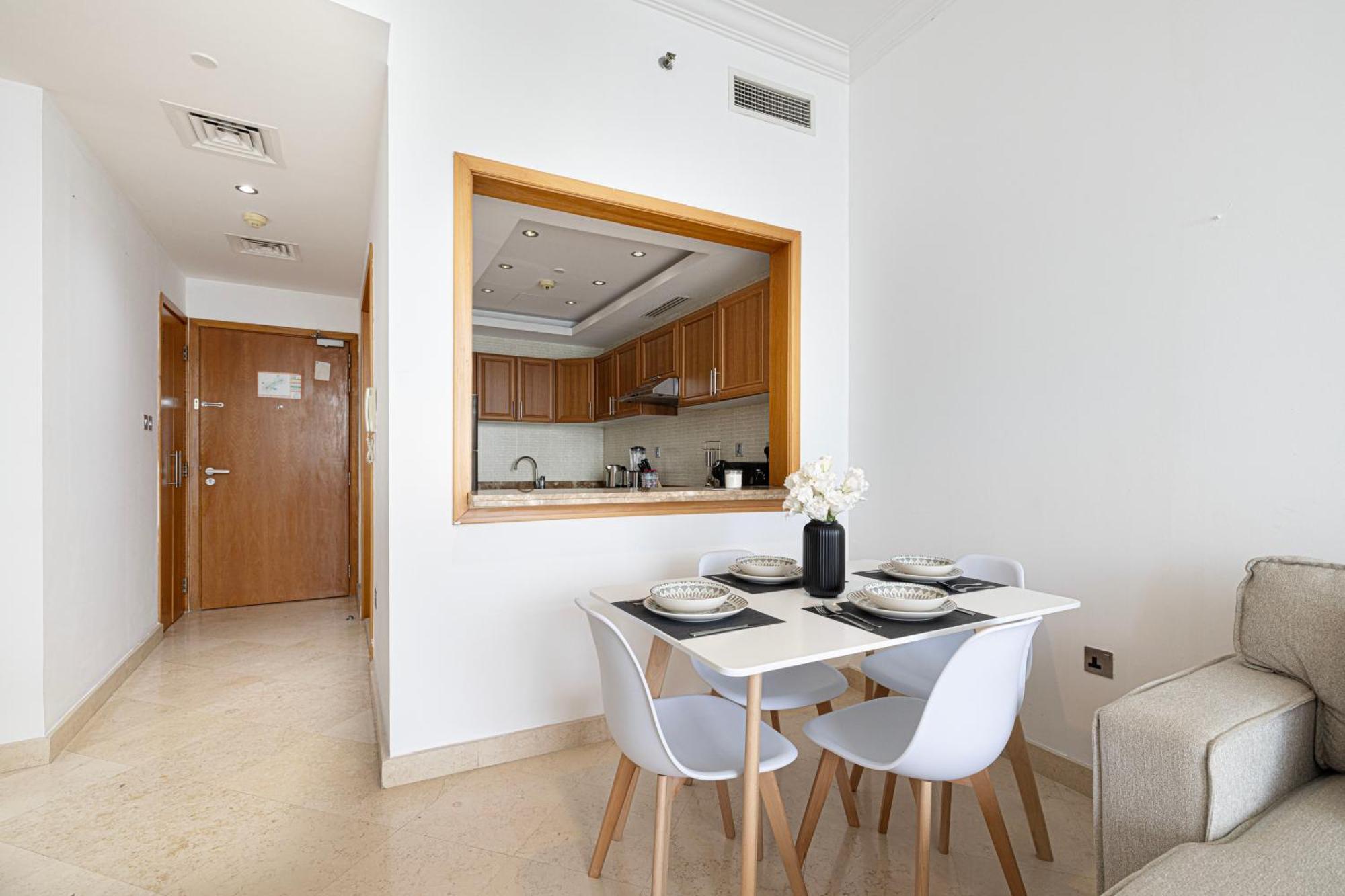 Luxury 1br At Marina: Stunning Marina Views, Pool & Gym Apartment Dubai