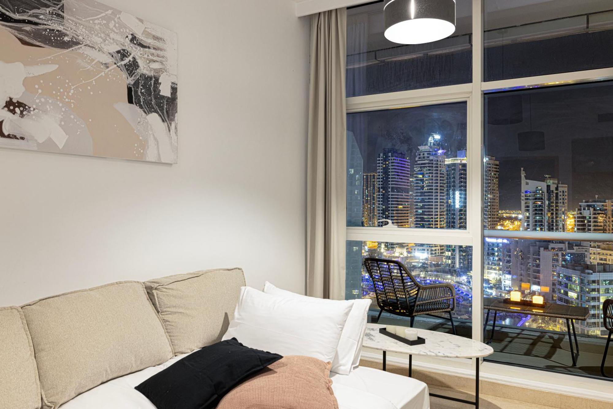 Luxury 1br At Marina: Stunning Marina Views, Pool & Gym Dubai