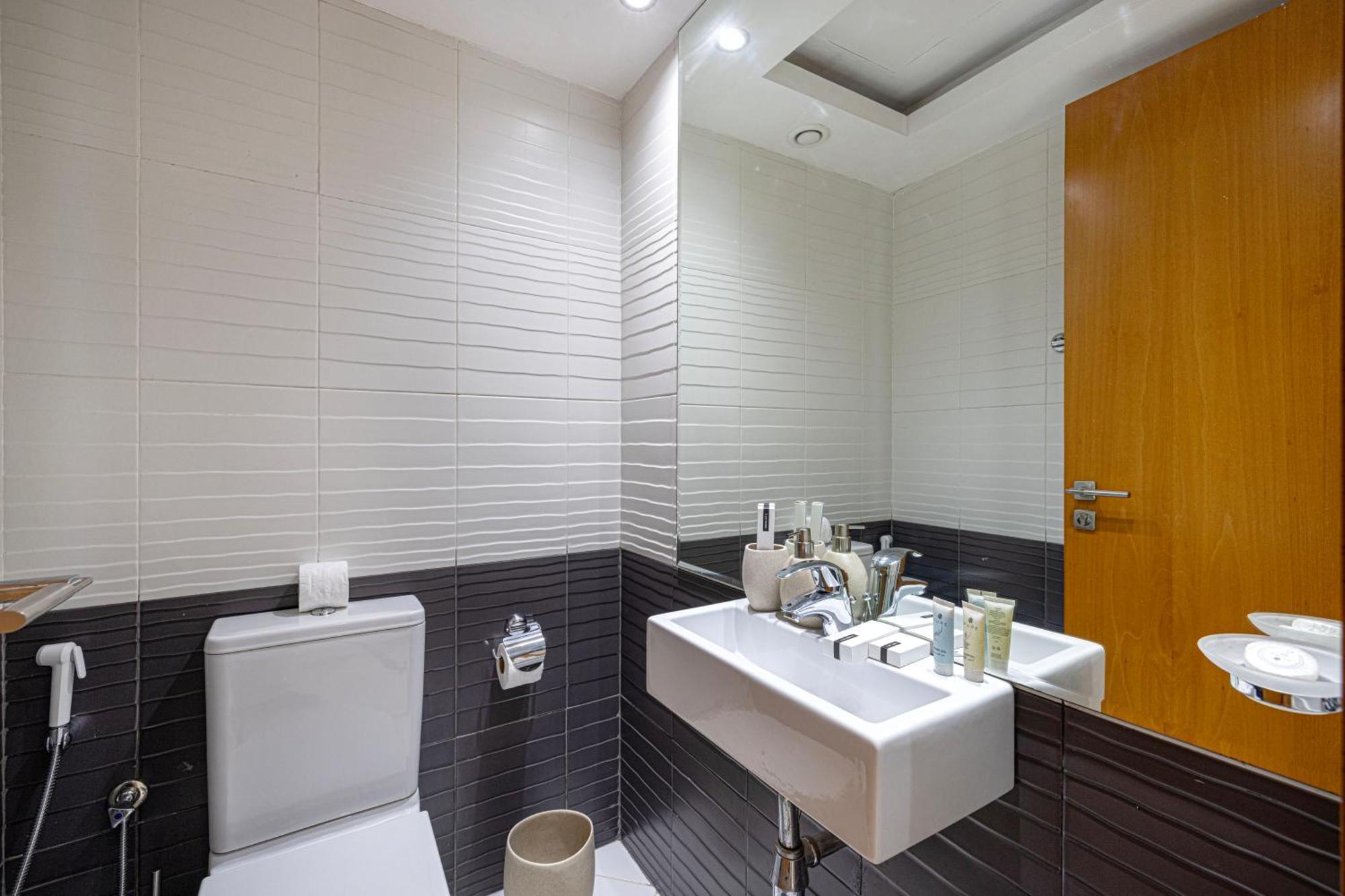 Luxury 1br At Marina: Stunning Marina Views, Pool & Gym Dubai